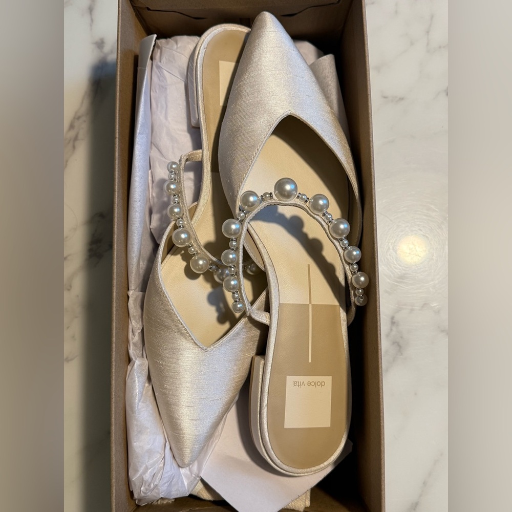 NWT Kanika Pearl Flats in Vanilla, Size 8